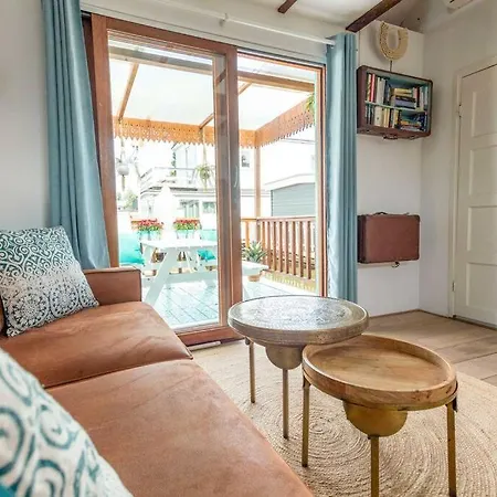 Guest house Casa Karen - Houseboat With Private Terrace 3*