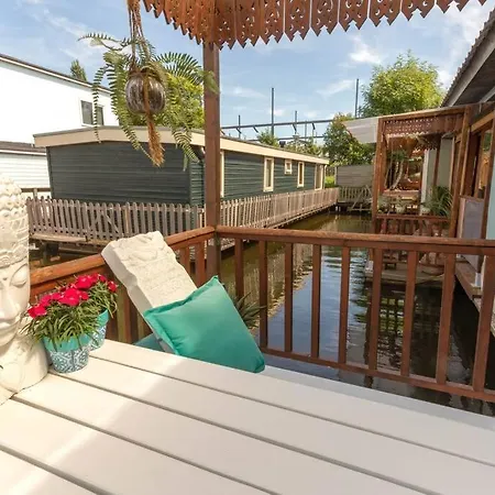 게스트하우스 Casa Karen - Houseboat With Private Terrace 4*