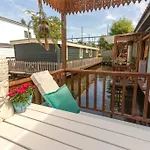 בית הארחה Casa Karen - Houseboat With Private Terrace 4*