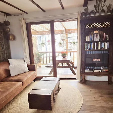 بيت ضيافة House Boat With Waterfront Terrace